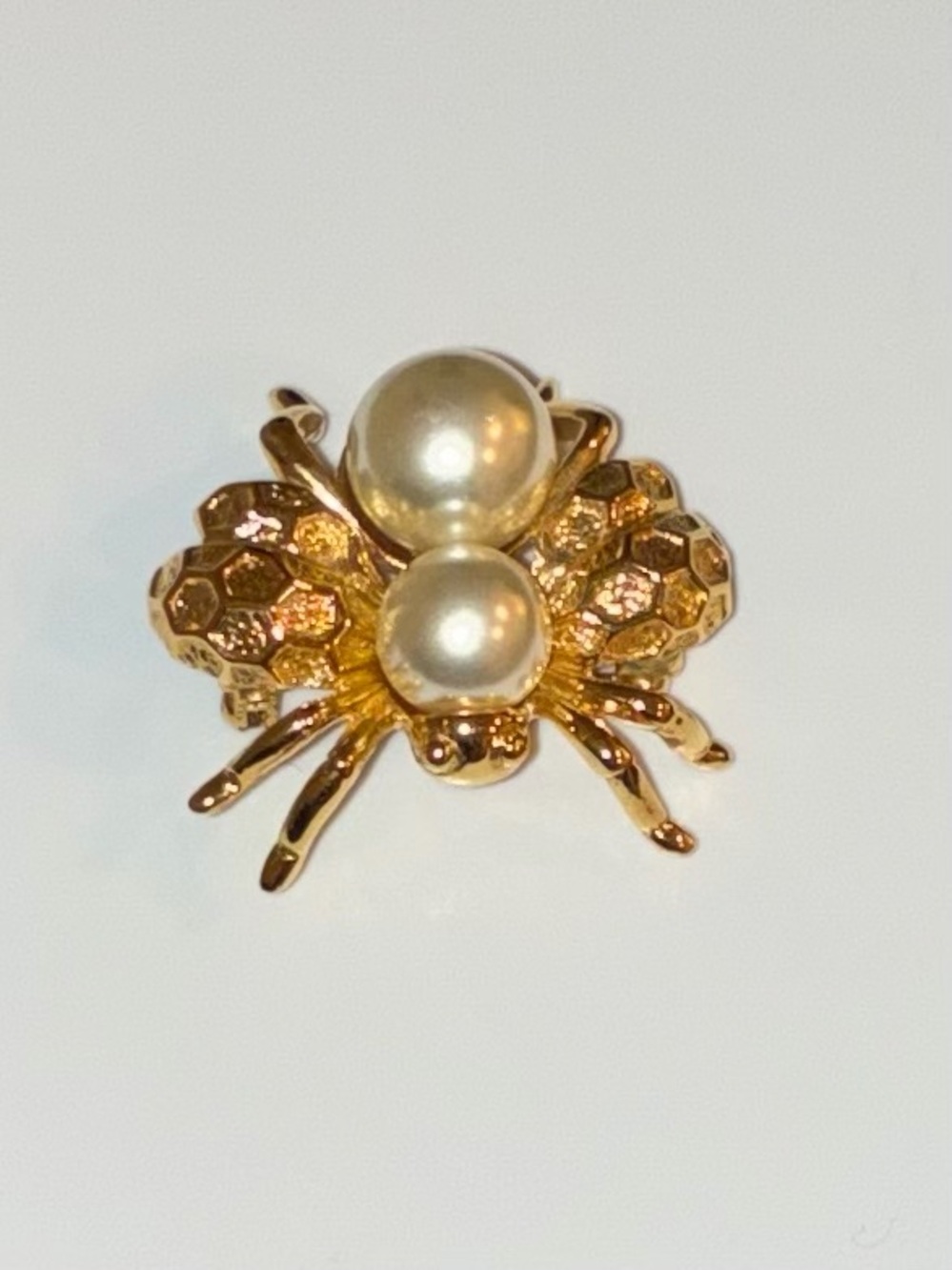 Vintage Napier Gold Tone Faux Pearl Bee Brooch - Honeycomb Wing Insect Pin - Picture 4 of 6